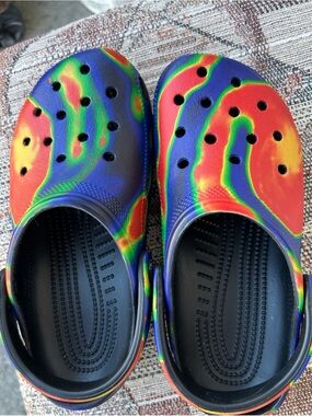 Crocs Kid’s Unisex Clog Sandals Rainbow Tie-Dye Pattern Size US M4 W6 Age 8-10.